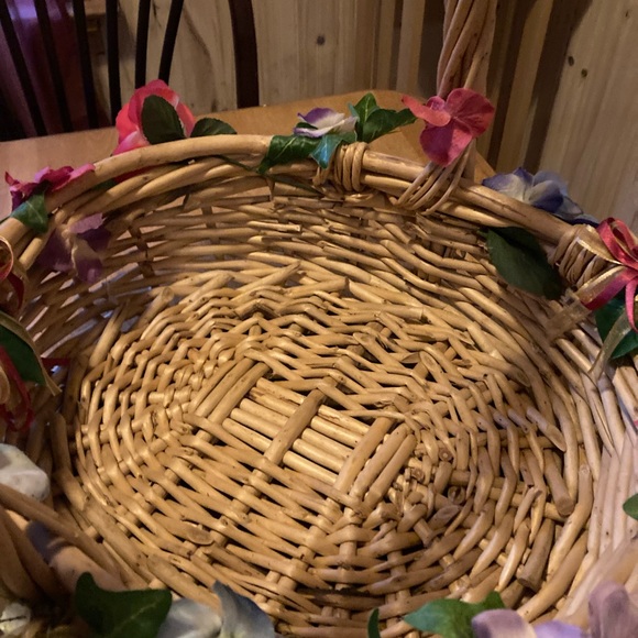 Wicker basket decorated with flowers and bows - Picture 4 of 7